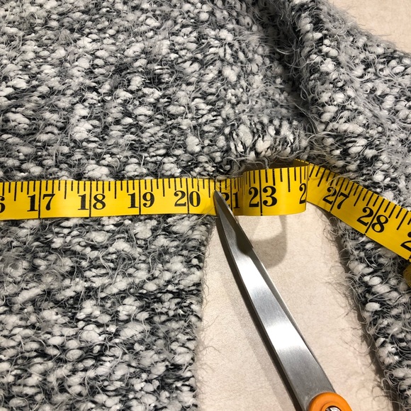 ⭐️ Search for Sanity Black & White Eyelash Fuzzy Sweater Size: EXTRA SMALL - Picture 14 of 16